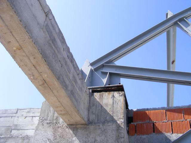 Nodul de reazem al unui arc metalic pe capătul unui stâlp de beton armat