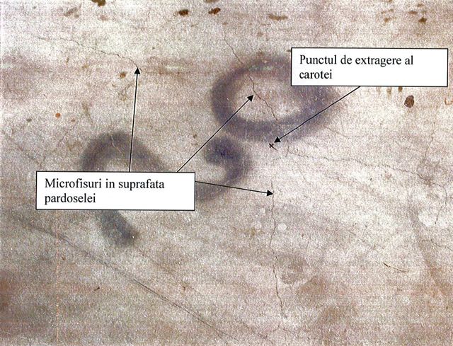 Pardoseală cu microfisuri și un punct marcat cu vopsea pentru carotaj
