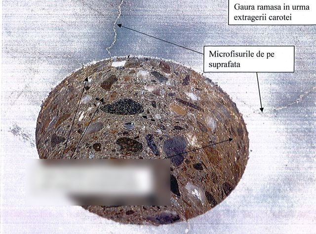 Carotă de beton cu agregat vizibil în orificiul rămas în pardoseală